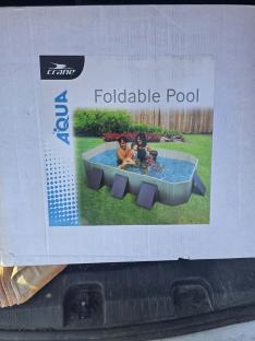 Box showing a foldable pool with a family enjoying it.
