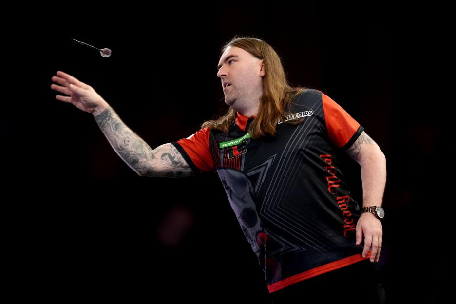 Ryan Searle throwing a dart.
