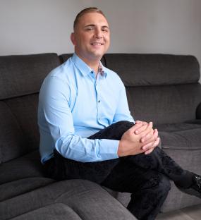 Portrait of Jessie Jeff sitting on a couch.