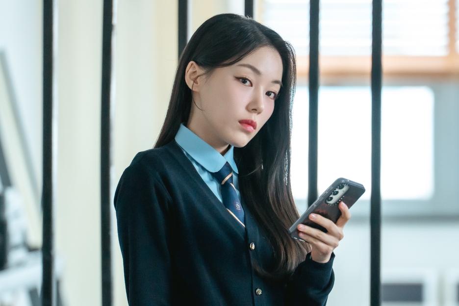 First Impressions: &#8220;BITCH X RICH 2&#8221; Is All About Tense Power Struggles, Unexpected Alliances, And Dark Secrets 6