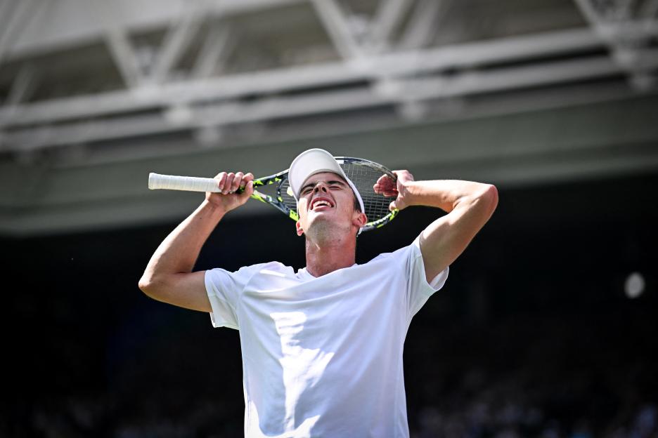 Oliver Tarvet reacting during a tennis match.