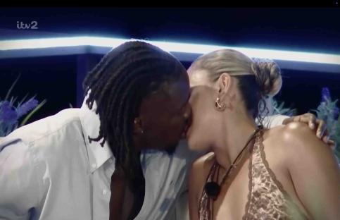 Screenshot of Dejon and Caprice kissing on Love Island.