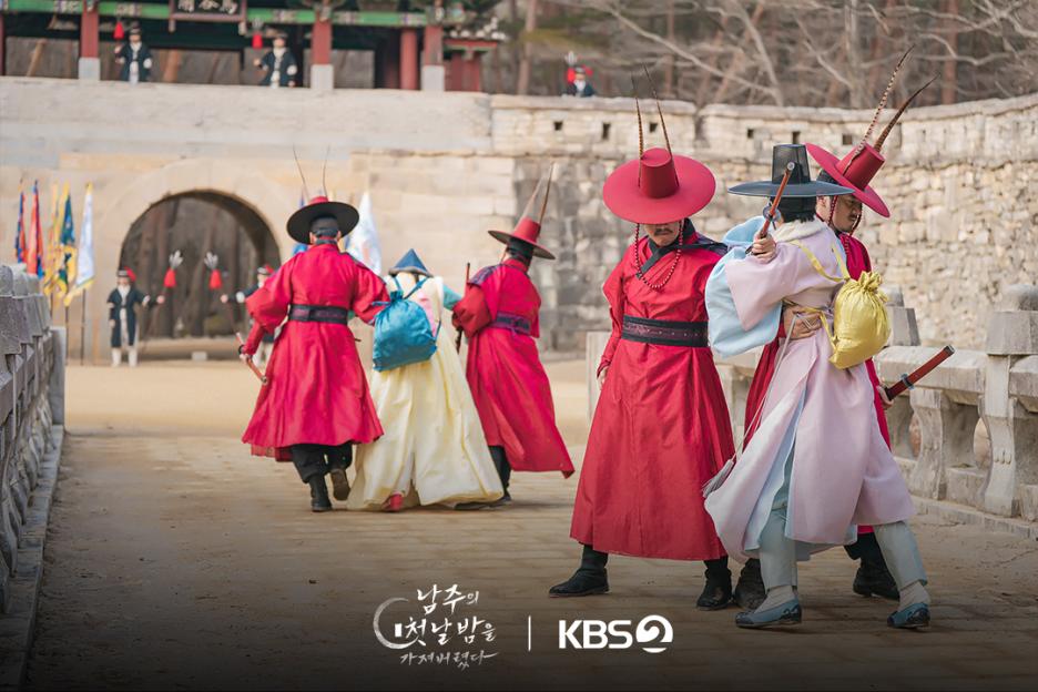 Seo Bum June Reaches Out In Vain As Seohyun Is Taken By Palace Guards In “The First Night With The Duke” 3