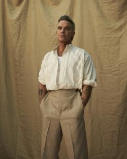 Portrait of Robbie Williams.