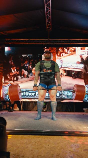 HafÃ¾Ã³r JÃºlÃ­us BjÃ¶rnsson deadlifting a heavy barbell.