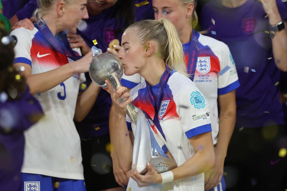 Chloe Kelly of England kisses the UEFA Women's EURO 2025 trophy.