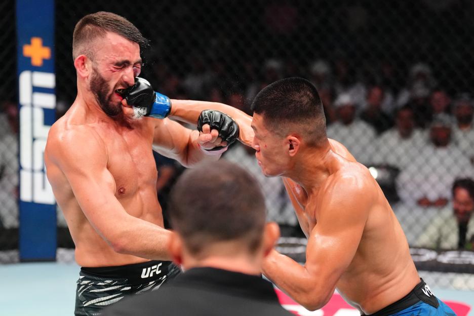 Steven Nguyen punches Mohammad Yahya in a UFC featherweight fight.