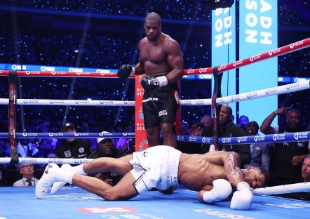 Daniel Dubois knocks out Anthony Joshua in a boxing match.
