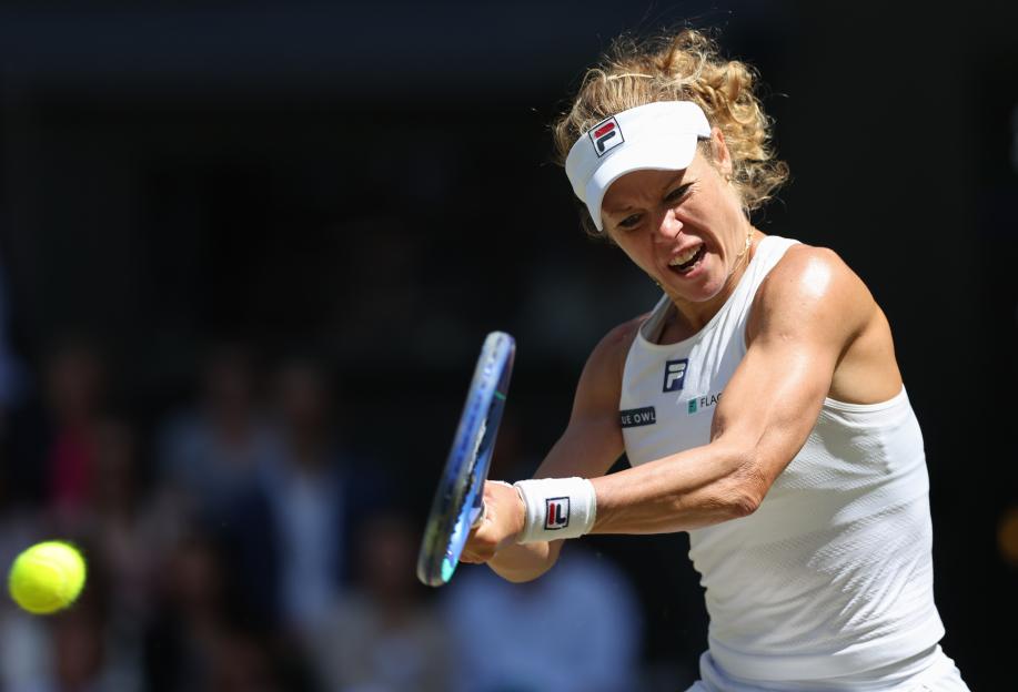 Laura Siegemund playing tennis.