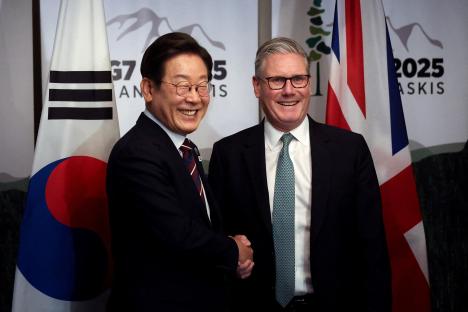 South Korean President Lee Jae-myung and British Prime Minister Keir Starmer shaking hands at a bilateral meeting.