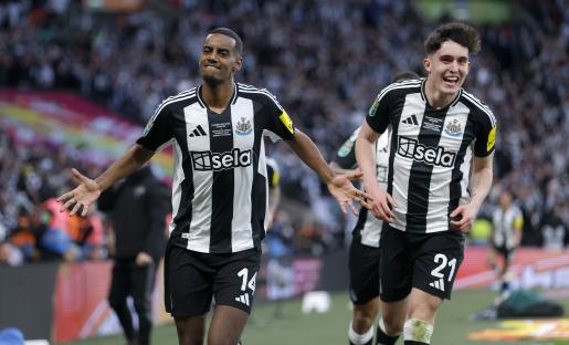 Alexander Isak and Tino Livramento of Newcastle United celebrating a goal.