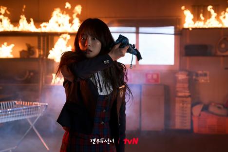 Cho Yi Hyun Rushes Into A Burning Warehouse To Save Choo Young Woo In “Head Over Heels” 6