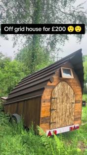 A 13ft-long off-grid house built for £200.