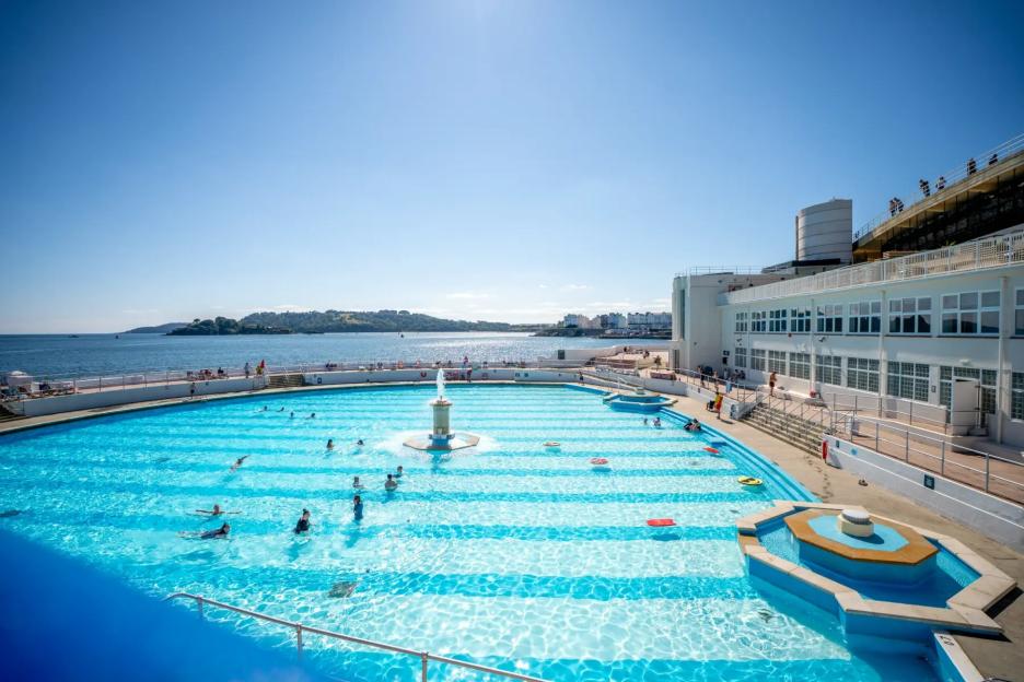 Tyneside Lido with people swimming.