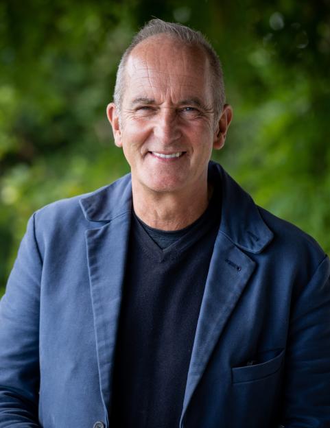 Portrait of Kevin McCloud.