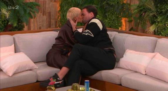 Elma Pazar and Ronnie Vint kissing on a couch.