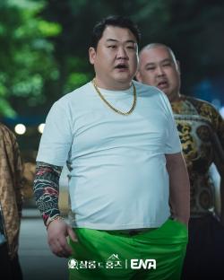 Kim Joon Hyun Stirs Chaos As A Neighborhood Thug In “Salon De Holmes” Special Cameo 3