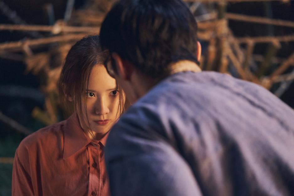 Ahn Bo Hyun And Sung Dong Il Struggle To Manage Devil Lim YoonA In New Film “Pretty Crazy” 11