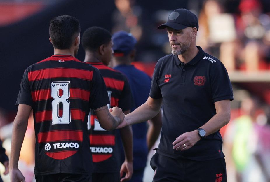 Bayer Leverkusen coach Erik ten Hag shaking hands with a Flamengo U-20 player.