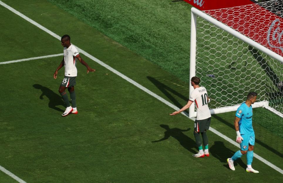 Soccer Football - FIFA Club World Cup - Semi Final - Fluminense v Chelsea - MetLife Stadium, East Rutherford, New Jersey, U.S. - July 8, 2025 Chelsea's Nicolas Jackson and Cole Palmer react REUTERS/Kai Pfaffenbach