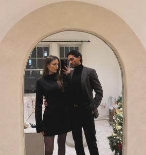 Munveer Jabbal and his girlfriend in a mirror selfie.