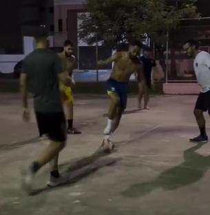 Matheus Cunha playing soccer at night.