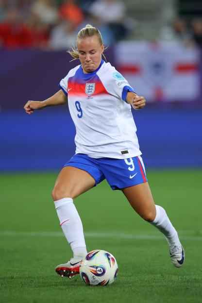 Beth Mead of England dribbling the soccer ball.