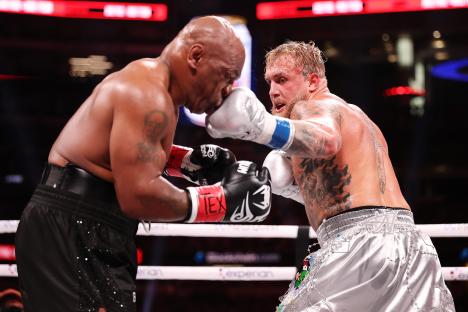 Mike Tyson and Jake Paul boxing.