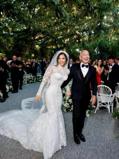 Jeff Bezos and Lauren Sanchez at their wedding.