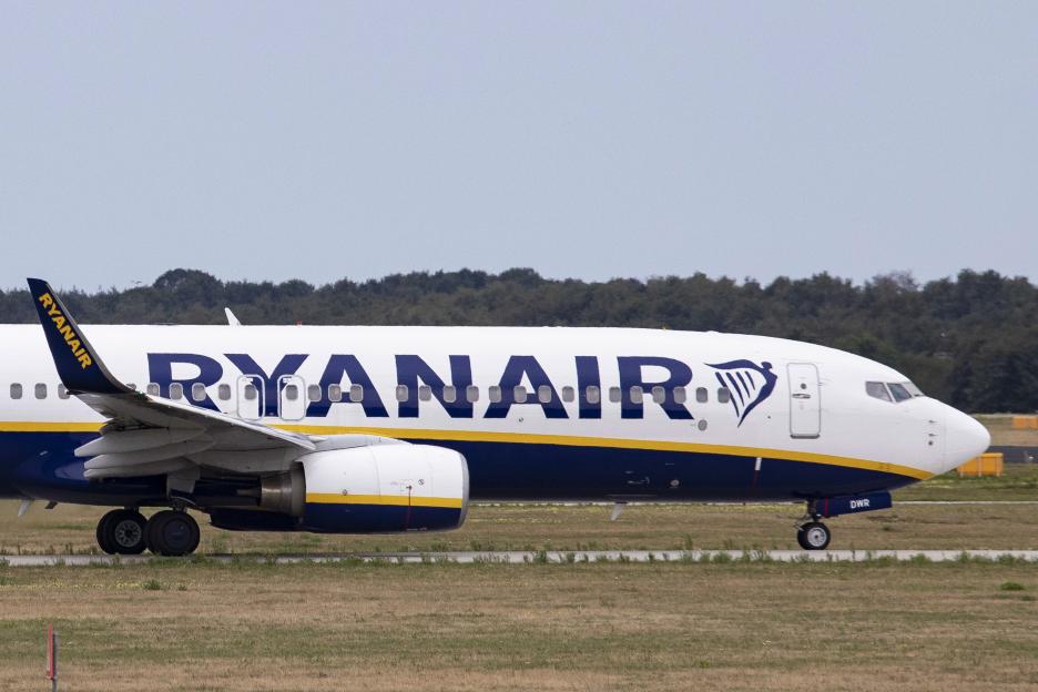 Ryanair Boeing 737-800 taxiing at Eindhoven Airport.