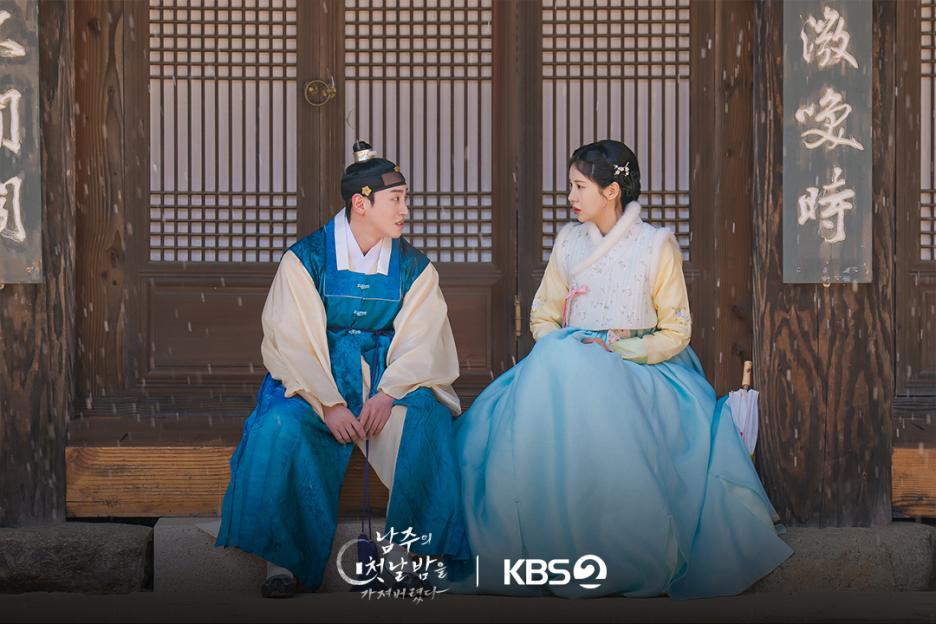 Seohyun Freezes As Lee Tae Sun Boldly Rests His Head On Her Lap In “The First Night With The Duke” 5