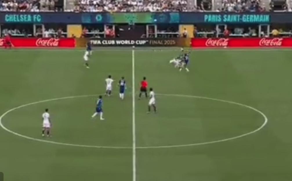 Soccer game in progress, Chelsea FC vs Paris Saint-Germain.