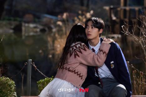Cho Yi Hyun's Unexpected Action Shocks Both Choo Young Woo And Kim Mi Kyung In “Head Over Heels” 5