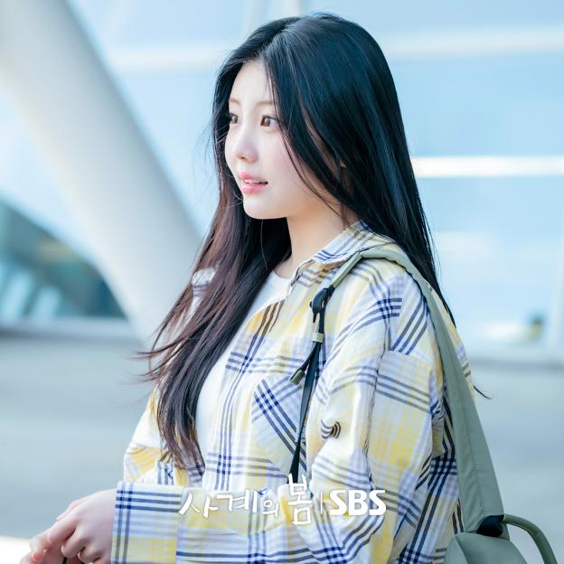 ILLIT's Wonhee Surprises Lee Seung Hyub With A Gift In “Spring Of Youth” Finale 3