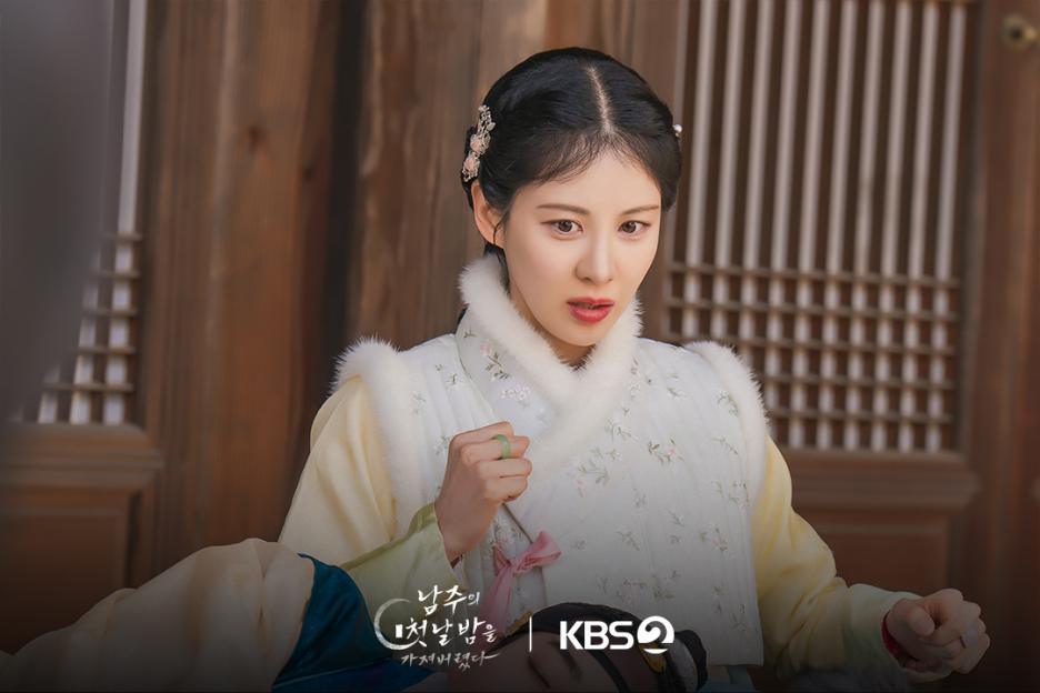 Seohyun Freezes As Lee Tae Sun Boldly Rests His Head On Her Lap In “The First Night With The Duke” 3