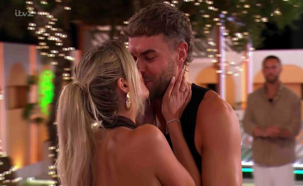 Couple kissing on Love Island.