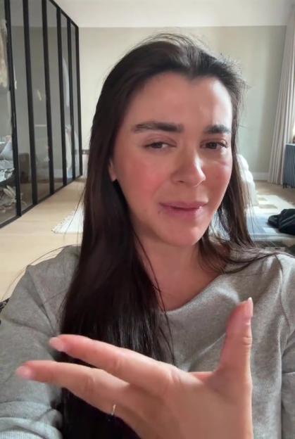 A woman talking to the camera, criticizing Love Island.