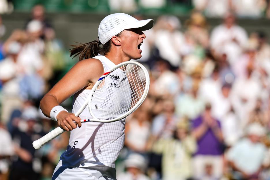 Iga Swiatek celebrating a tennis victory.