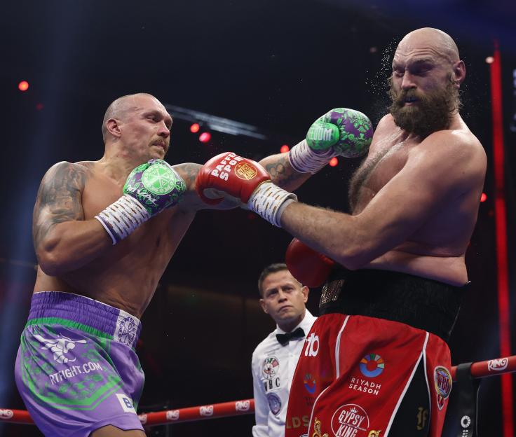 Oleksandr Usyk and Tyson Fury boxing.