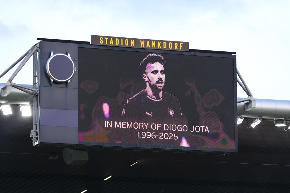 Scoreboard displaying a photo of Diogo Jota in memoriam, 1996-2025.