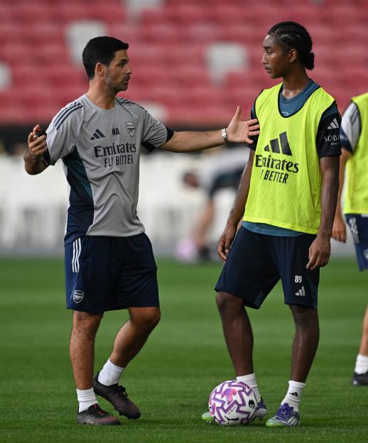 Mikel Arteta, Arsenal manager, speaks with a player during a training session.