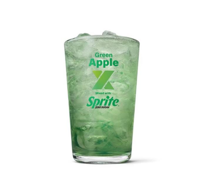 Green apple Sprite Zero Sugar drink in a glass.