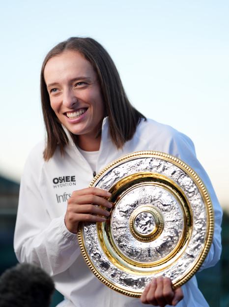 Iga Swiatek holding the Venus Rosewater Dish.
