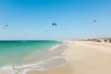 Kiteboarders on Kite Beach in Dubai.