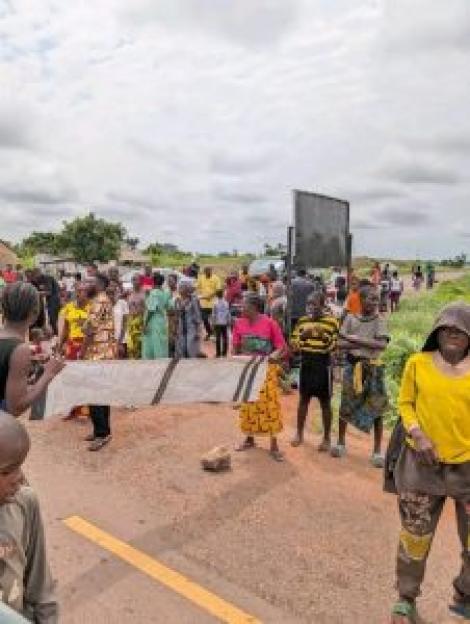 Benue: Yelewata IDPs shut down highway, chant &#8216;we want to go home&#8217; 4