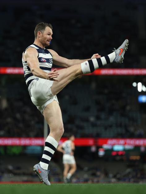 Patrick Dangerfield kicking a football.