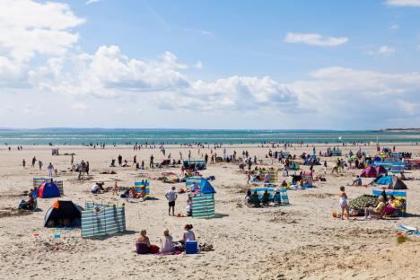 ECRM0R PEOPLE AT THE BEACH, WEST WITTERING, CHICHESTER, SUSSEX, ENGLAND, GREAT BRITAIN