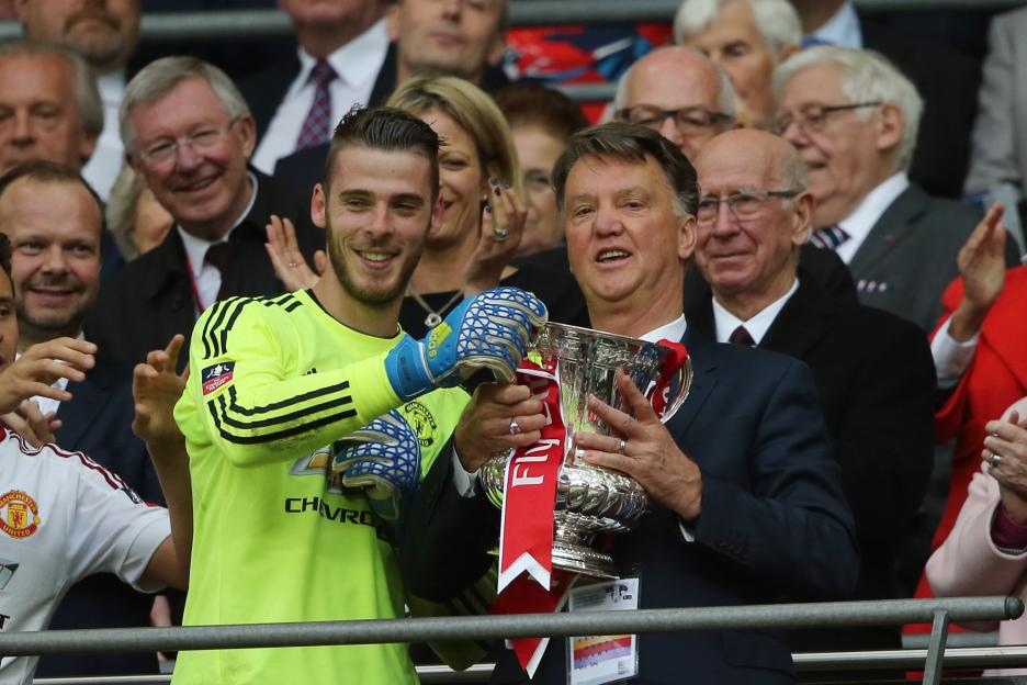 Louis van Gaal and David de Gea holding the FA Cup trophy.