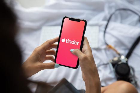 Person using the Tinder app on their phone.