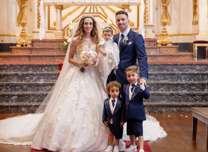 Wedding photo of Rute Cardoso and Diogo Jota with their children.